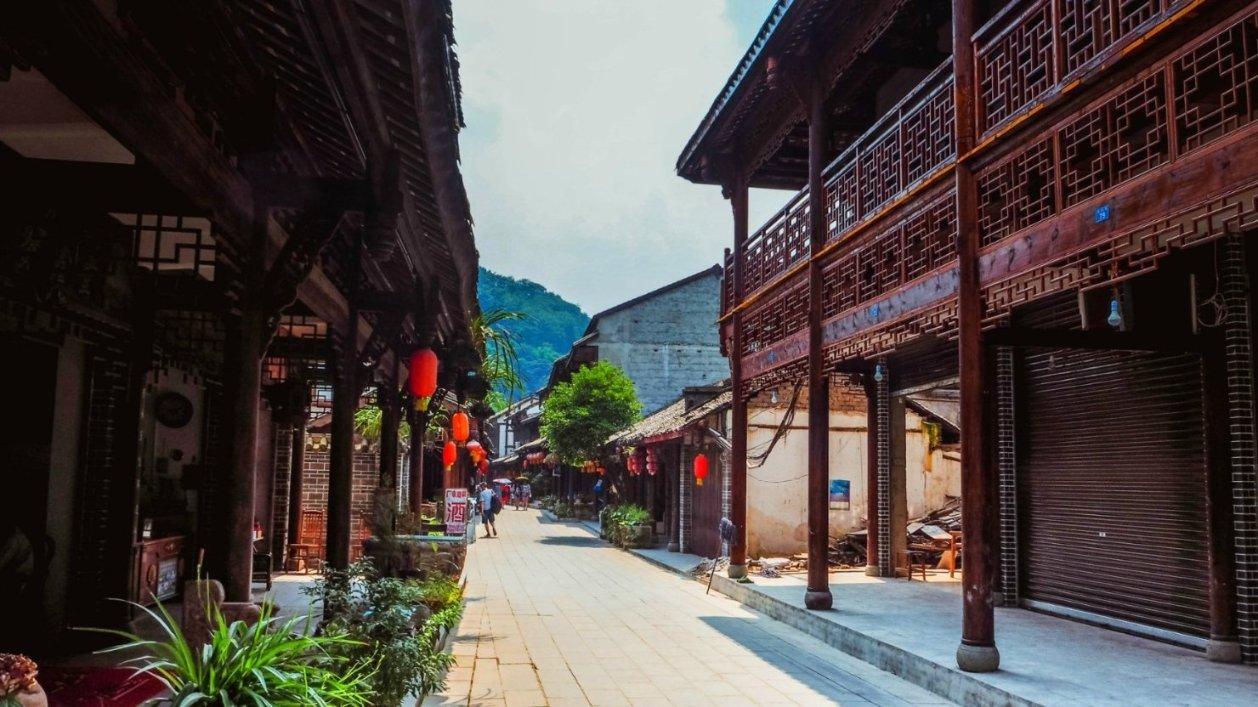餐厅强行拉人进入就餐且不允许食用外带食物并在餐后告知需要多付百分之十的服务费，如何申诉？游戏画面